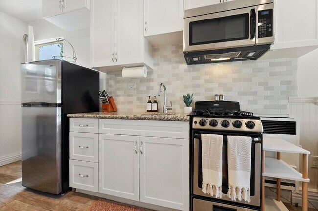 Building Photo - Stunning 1 Bedroom/1 Bathroom in Oceanside!