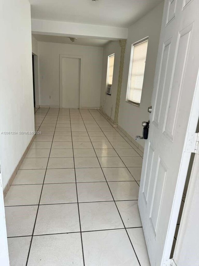 Building Photo - 526 SW 64th Ave