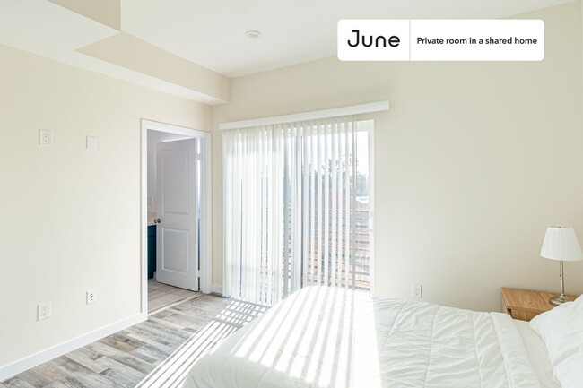 Building Photo - Private bedroom in 5 bed/5 bath Home