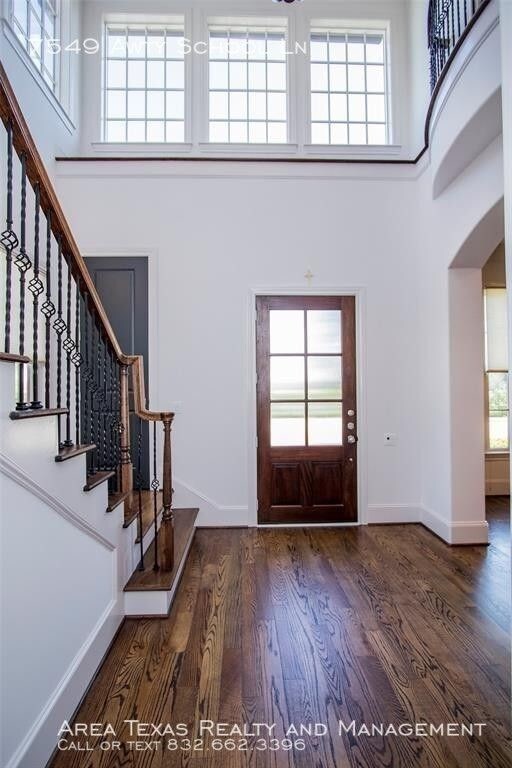 Building Photo - Stunning Mediterranean home on Cul-de-Sac