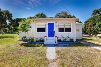 Building Photo - 305 N 13th St