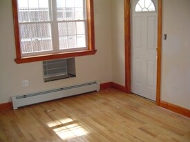 Foto del edificio - 834-836 Rhinelander Ave