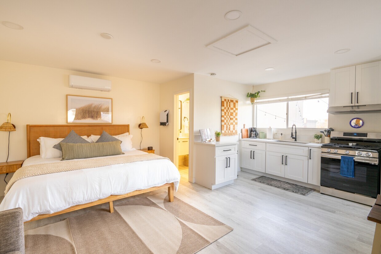 Foto principal - 4653 Newport Ave