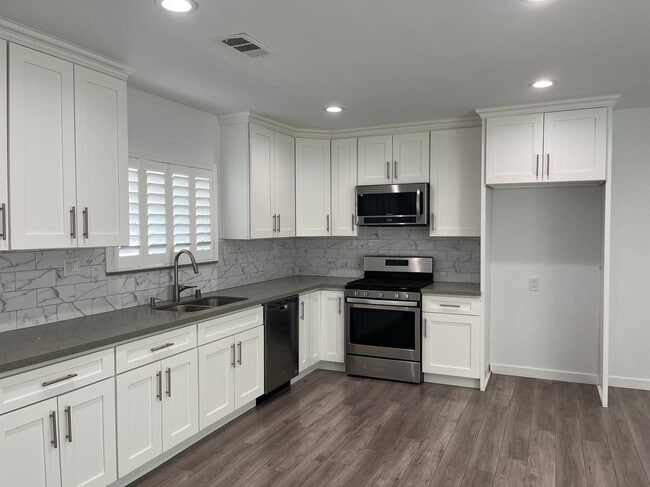 Foto del edificio - 14706 Cohasset St
