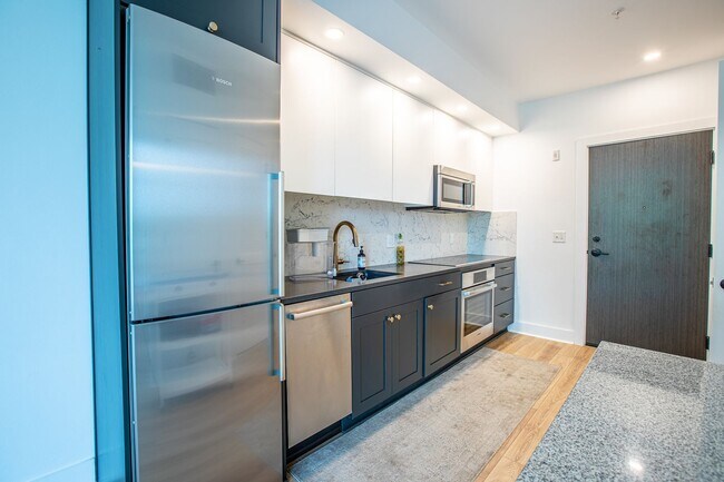 Building Photo - Lavish 1 BR/1 BA Condo in Capitol Hill!