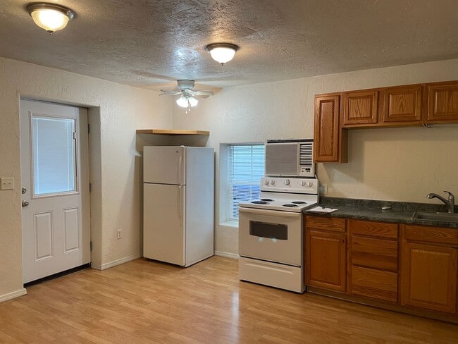 Building Photo - Nice 1 Bedroom 1 Bath Home-Garage