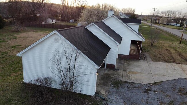 Building Photo - 211 Fall Creek Dr