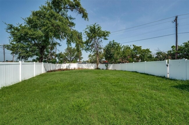 Foto del edificio - 9801 Cedarcrest Dr