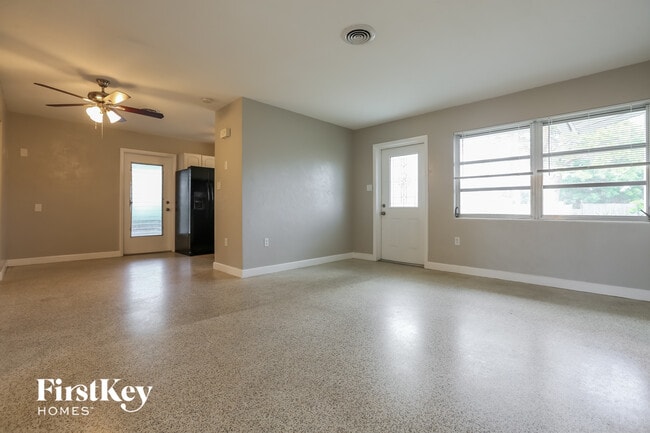 Foto del edificio - 75 Lakeview Ln