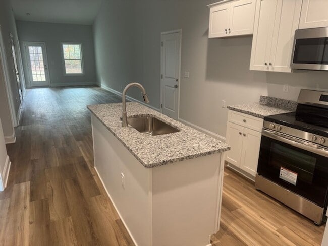 Building Photo - 210 Lenox Cir