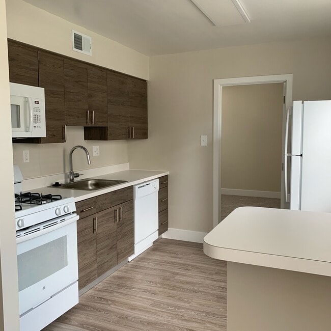 PINE MANOR APARTMENTS 415 Solly Ave Philadelphia, PA