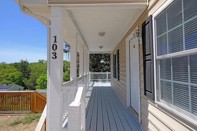 Building Photo - Charming Move-in Ready Downtown Home With Updates