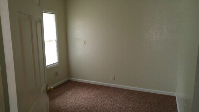 Building Photo - 4 Bedroom 2 Bathroom $1500.00