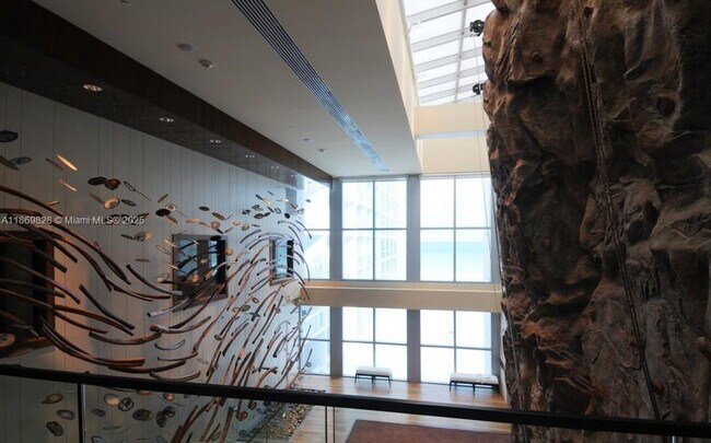 Foto del edificio - 6801 Collins Ave