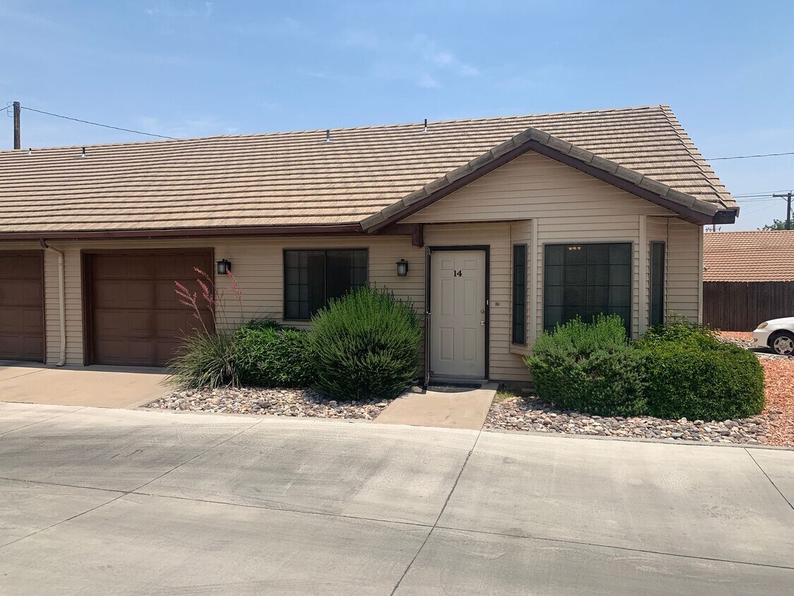 Foto principal - Downtown location. Quiet townhome! Six mon...