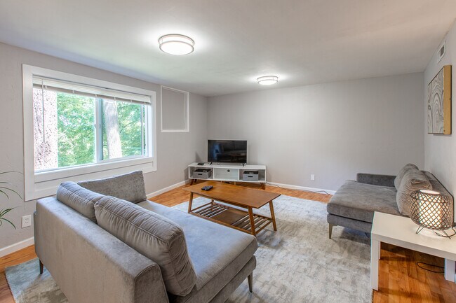 Foto del edificio - 2401 Birch Ln