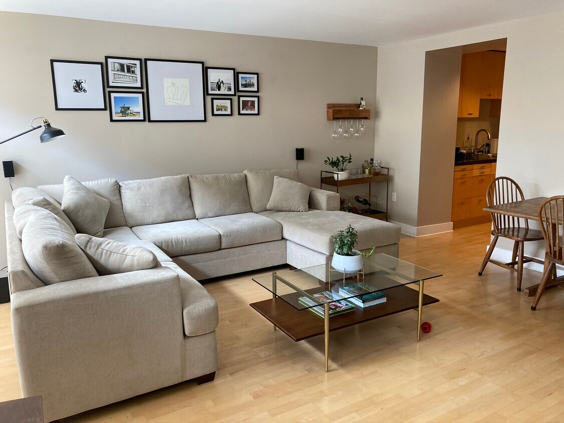 Large living space - 445 Francisco St