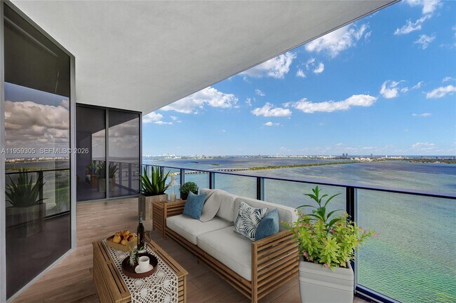 Foto del edificio - 700 NE 24th St