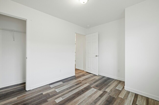 Building Photo - 2813 W Marina Dr