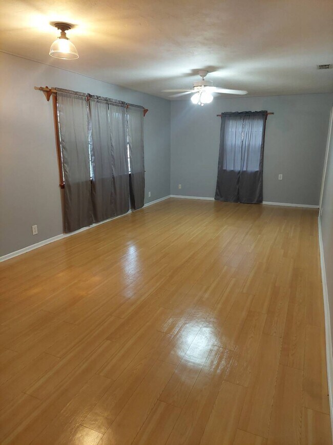 Foto del edificio - 5041 Tillie Ln