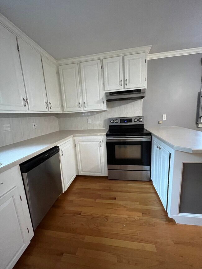 27 Mt Pleasant View Ave, Cumberland, RI 02864 Townhome Rentals in
