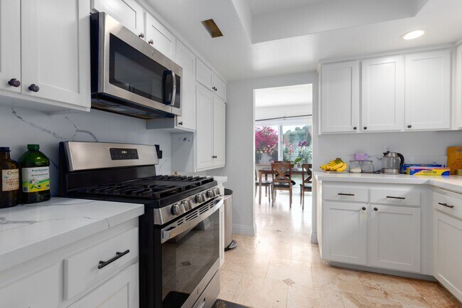 Foto del edificio - 3BR + Bonus Room | Solar-Powered | Updated...