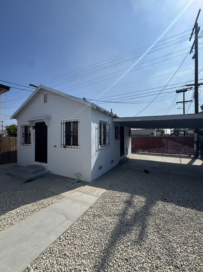 Foto del edificio - 8860-8862 S Central Ave