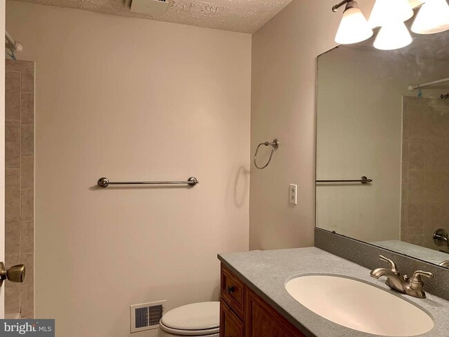 Building Photo - 120 Forest Ridge Dr