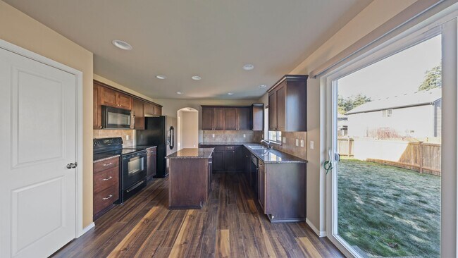 Foto del edificio - 4 Bed 2.5 Bath - Small Pet Friendly - Large Backyard - NAS Whidbey