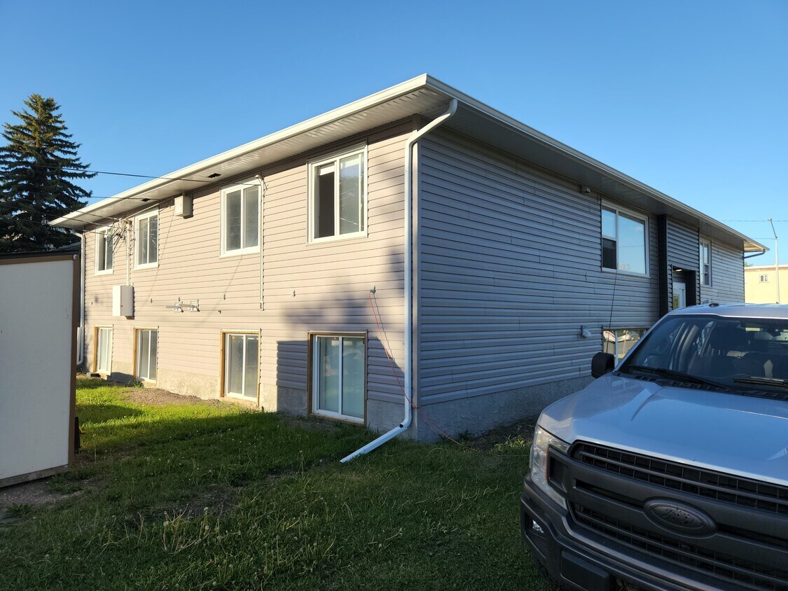 Primary Photo - 10404-10496 96 Ave NW