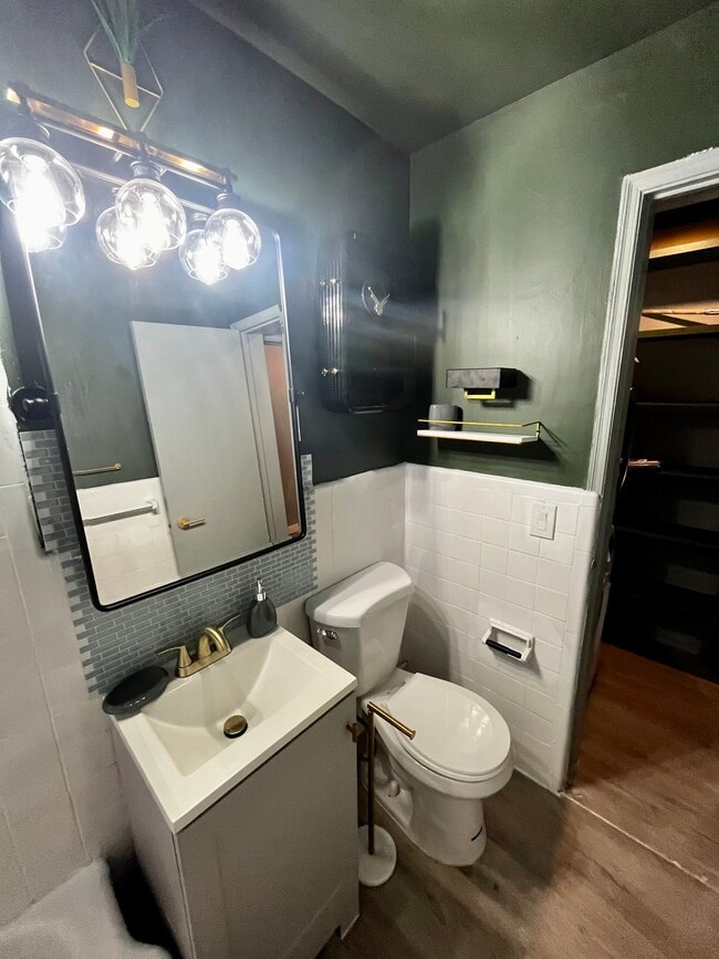 Foto del edificio - 8420 Byron Ave