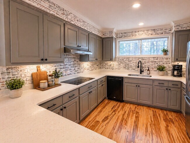 Foto del edificio - 323 Forrest Glen Rd