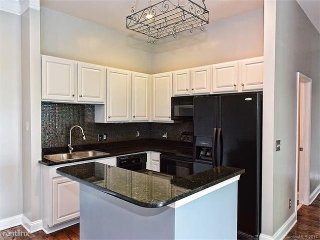 Building Photo - 755 Garden District Dr