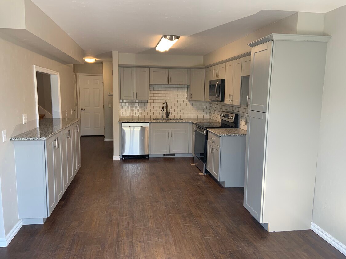 Kitchen - 9929 Hefner Village Dr