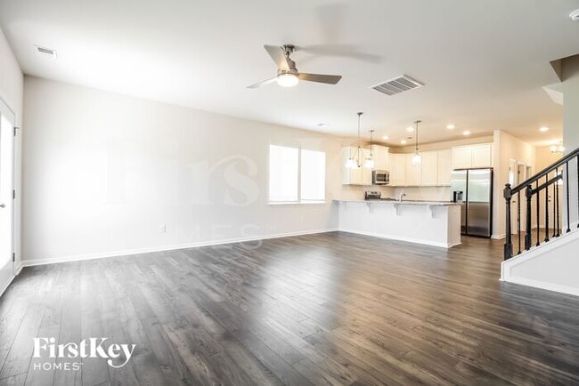 Building Photo - 811 Birchcrest Wy