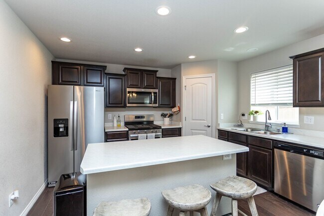 Building Photo - Bright & Beautiful 4BD Home in Lorson Ranc...