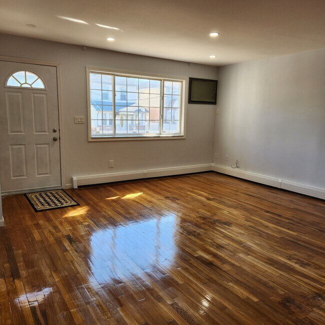 Large living room - 13624 220th Plz
