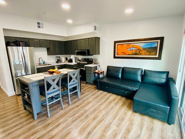 Foto del edificio - 443 Kane Creek Blvd