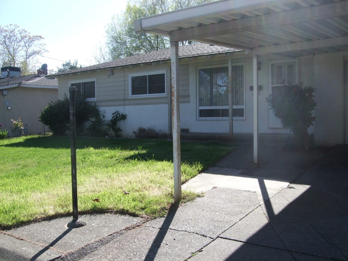Foto principal - Great Eastside Location Across The Street From Shasta Meadows School