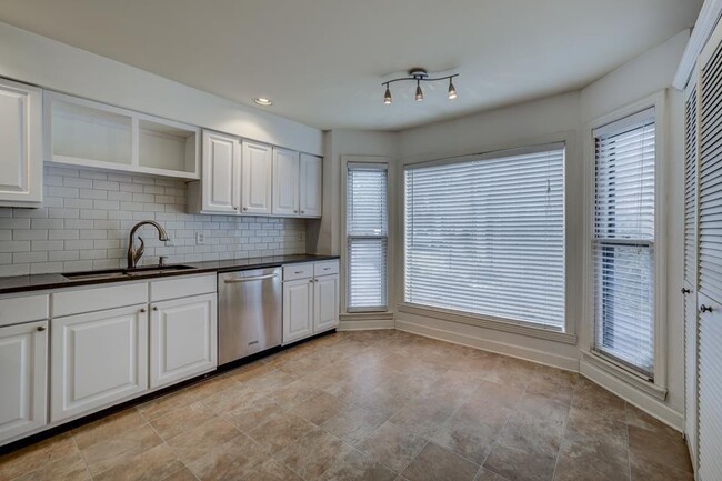 Building Photo - 819 Battlefield Dr