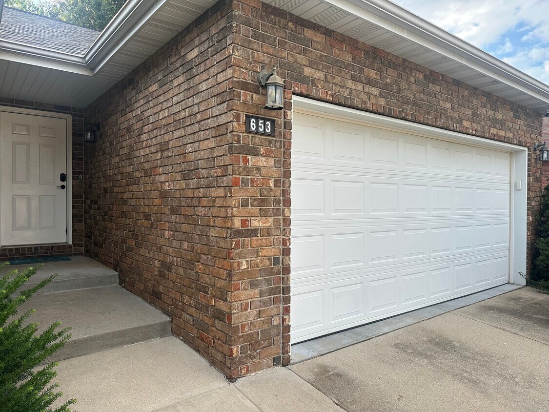 Foto principal - 653 S Hazelnut Ave