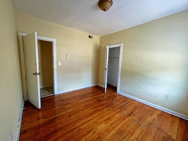 Building Photo - 2909 W Cermak Rd