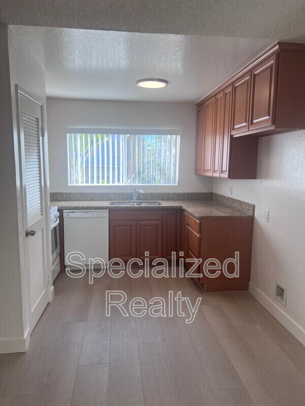 Building Photo - 1233 Stanley Ave