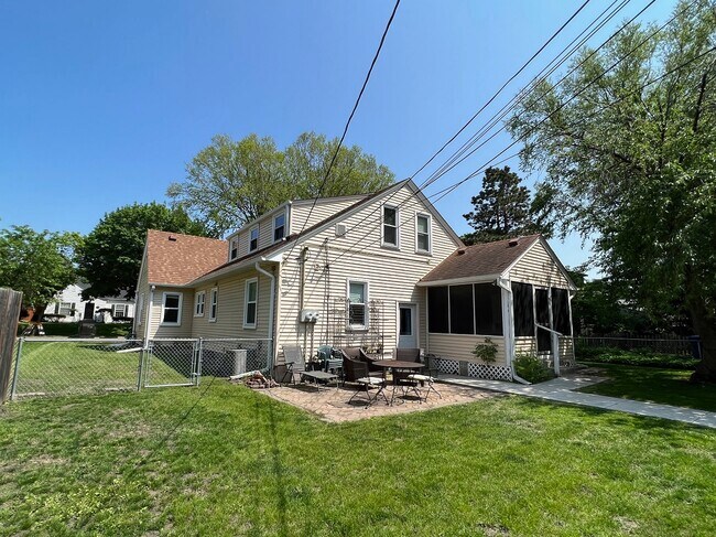 Building Photo - 5606 Fremont Ave S