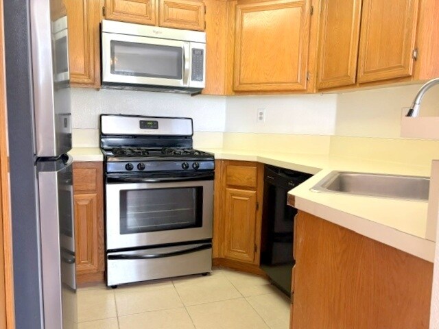Building Photo - 2564 Avenida Del Vista