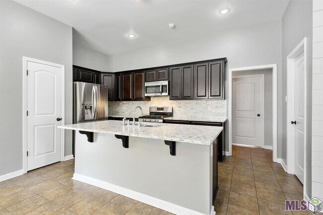 Building Photo - 3 bedroom 2 bath open floorplan in Prairie...