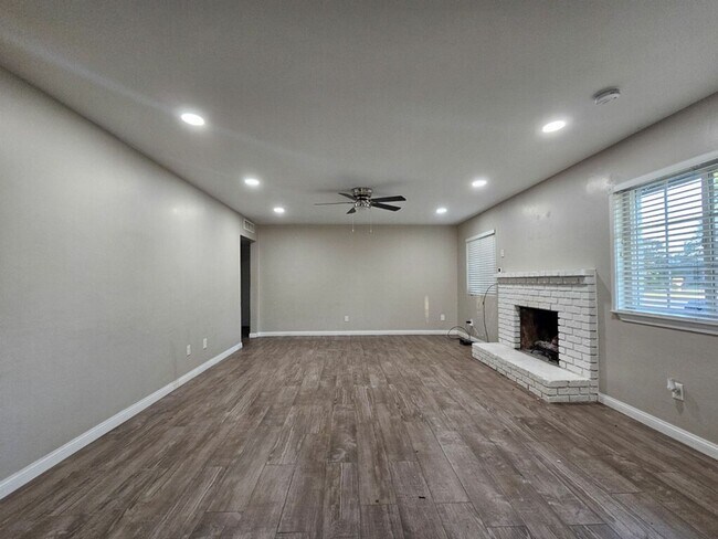 Foto del edificio - SW-Bakersfield 3 bedrooms 2 baths house