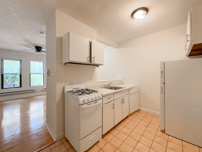Building Photo - 828 W Cornelia