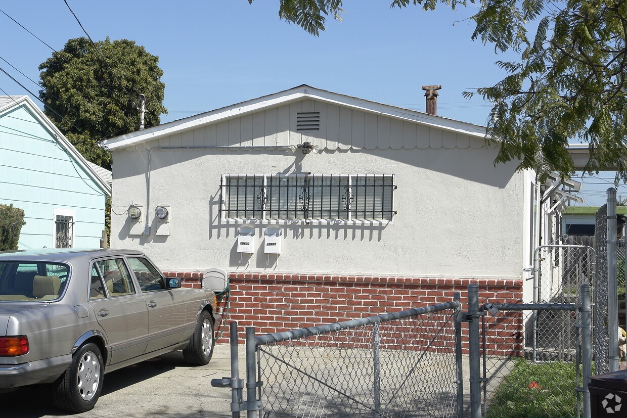 Primary Photo - 10600 Pippin St