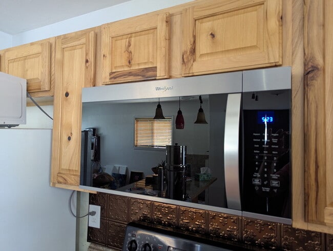 Building Photo - 613 E Fourth St